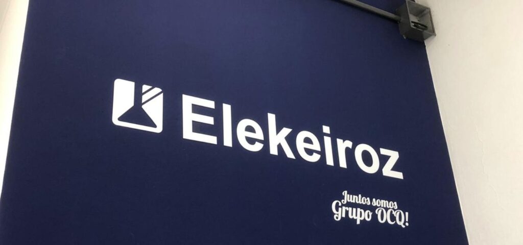 letreiros em parede azul